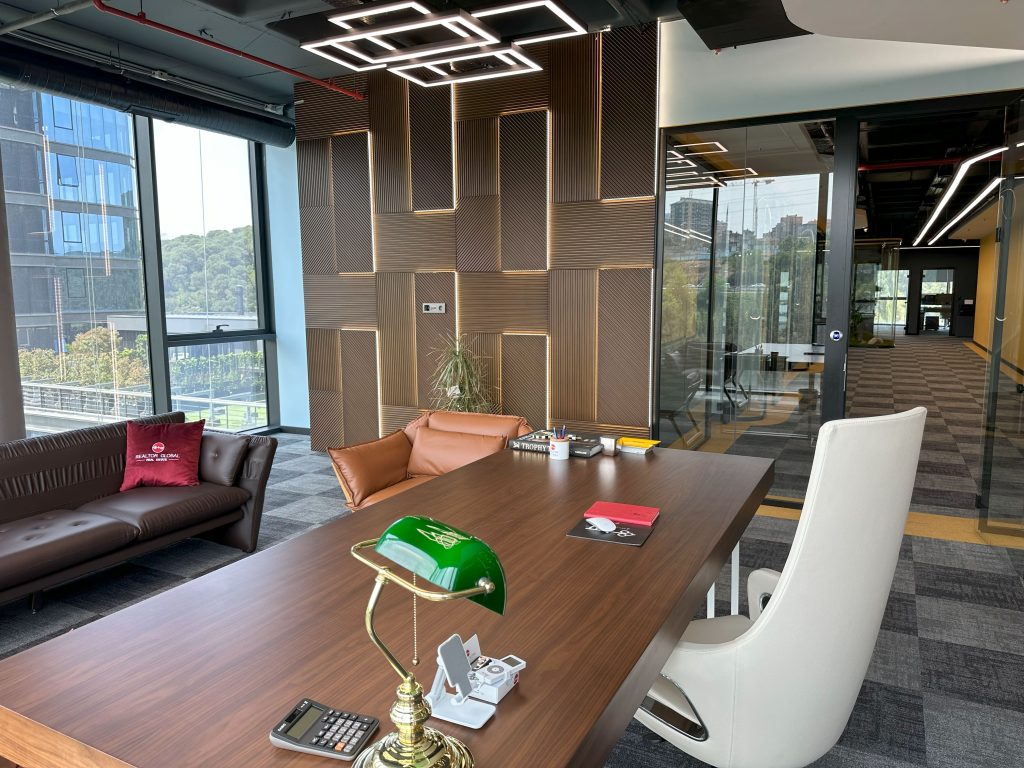 Realtor Global ofis tasarımı: görüşme alanı ve cam bölmeler